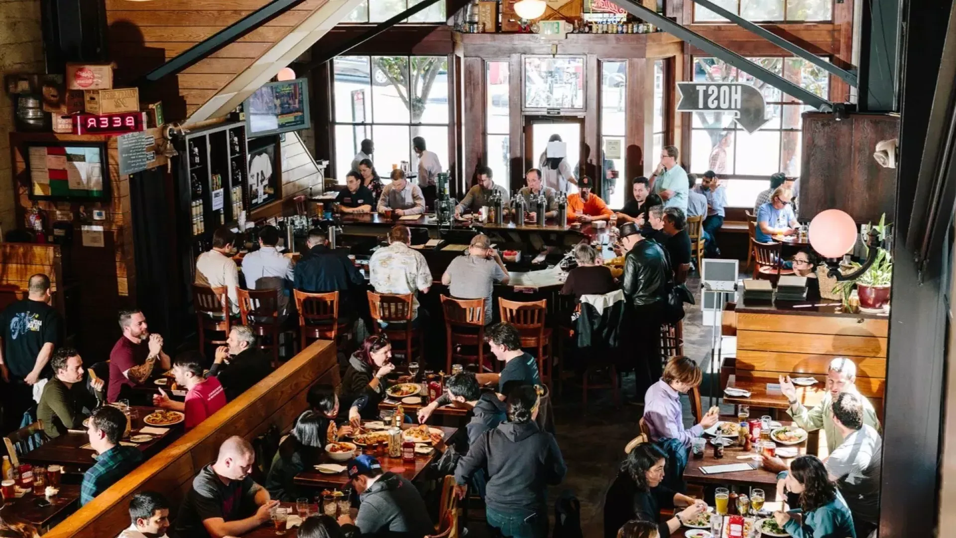 Gäste essen und trinken in der 21st Amendment Brewery in San Francisco.